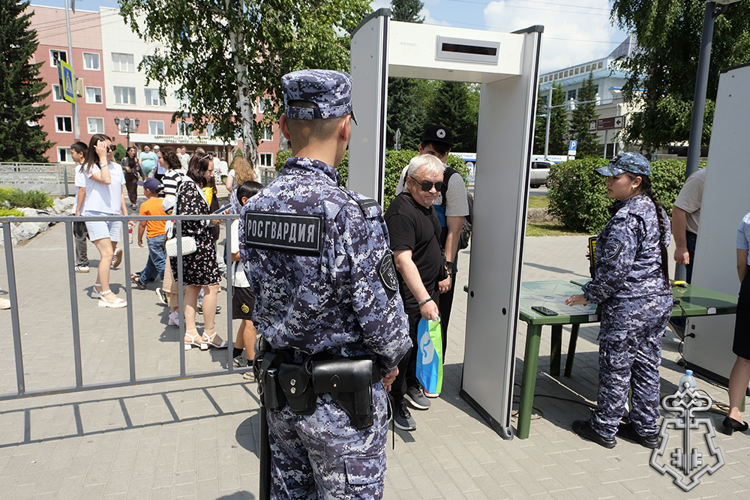 Росгвардия обеспечила безопасность празднования Дня России в Горно-Алтайске