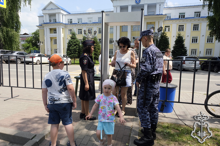 Росгвардия обеспечила безопасность празднования Дня России в Горно-Алтайске