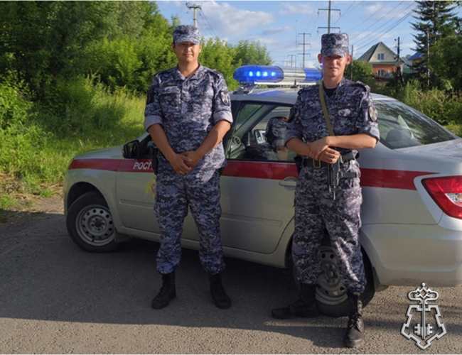 РОСГВАРДЕЙЦЫ ЭВАКУИРОВАЛИ ЖИЛЬЦОВ ИЗ ГОРЯЩЕГО ЧАСТНОГО  ДОМА В РЕСПУБЛИКЕ АЛТАЙ