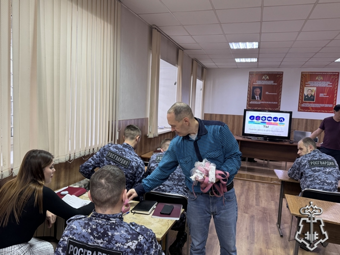 СОТРУДНИКИ ВНЕВЕДОМСТВЕННОЙ ОХРАНЫ РОСГВАРДИИ ОТРАБОТАЛИ НАВЫКИ ОКАЗАНИЯ ПЕРВОЙ ПОМОЩИ