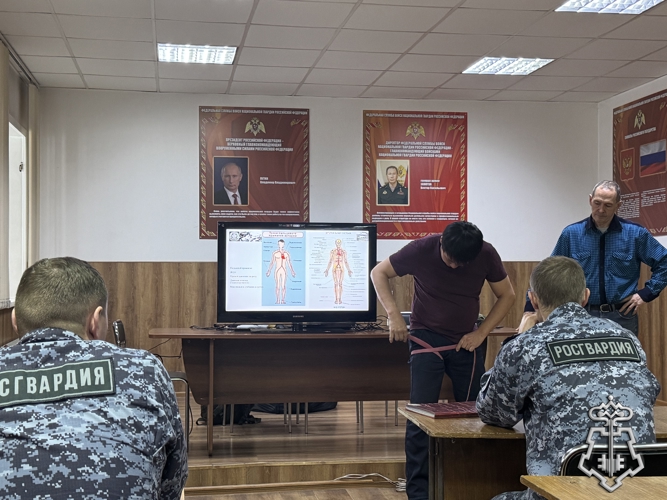 СОТРУДНИКИ ВНЕВЕДОМСТВЕННОЙ ОХРАНЫ РОСГВАРДИИ ОТРАБОТАЛИ НАВЫКИ ОКАЗАНИЯ ПЕРВОЙ ПОМОЩИ