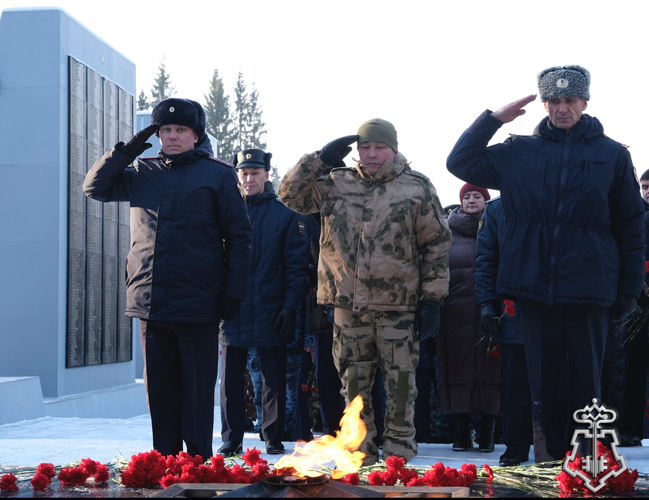 В РЕСПУБЛИКЕ АЛТАЙ РОСГВАРДЕЙЦЫ ПОЧТИЛИ ПАМЯТЬ ПАВШИХ ГЕРОЕВ В ДЕНЬ НЕИЗВЕСТНОГО СОЛДАТА