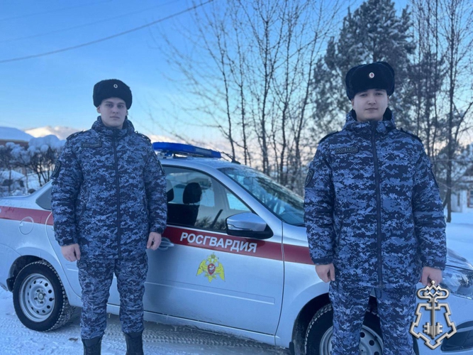 В РЕСПУБЛИКЕ АЛТАЙ РОСГВАРДЕЙЦЫ ОКАЗАЛИ ПОМОЩЬ ВОДИТЕЛЮ, ПОПАВШЕМУ В ДТП