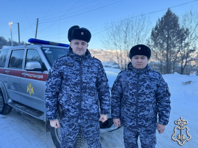 В РЕСПУБЛИКЕ АЛТАЙ РОСГВАРДЕЙЦЫ ОКАЗАЛИ ЭКСТРЕННУЮ ПОМОЩЬ ЖЕНЩИНЕ, ПОТЕРЯВШЕЙ СОЗНАНИЕ НА УЛИЦЕ