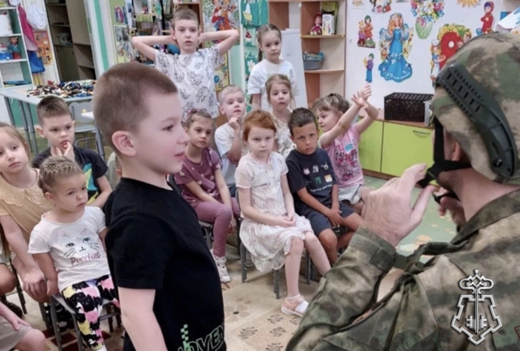 РОСГВАРДЕЙЦЫ ПРОВЕЛИ УРОК МУЖЕСТВА ДЛЯ ВОСПИТАННИКОВ ДЕТСКОГО САДА