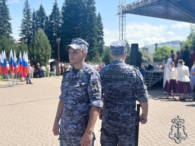 СОТРУДНИКИ РОСГВАРДИИ ОБЕСПЕЧИЛИ ОХРАНУ ОБЩЕСТВЕННОГО ПОРЯДКА В ПЕРИОД ПРАЗДНОВАНИЯ ДНЯ РОССИИ