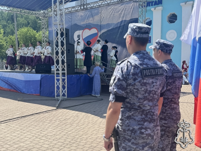 СОТРУДНИКИ РОСГВАРДИИ ОБЕСПЕЧИЛИ ОХРАНУ ОБЩЕСТВЕННОГО ПОРЯДКА В ПЕРИОД ПРАЗДНОВАНИЯ ДНЯ РОССИИ