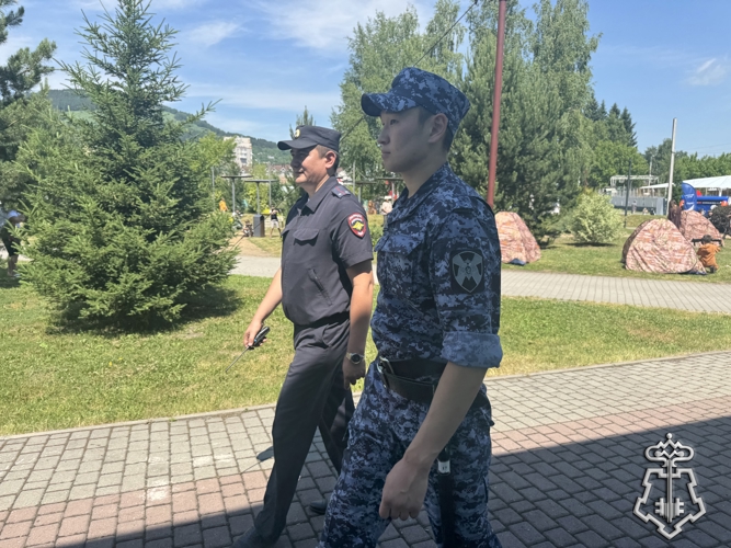 СОТРУДНИКИ РОСГВАРДИИ ОБЕСПЕЧИЛИ ОХРАНУ ОБЩЕСТВЕННОГО ПОРЯДКА В ПЕРИОД ПРАЗДНОВАНИЯ ДНЯ РОССИИ