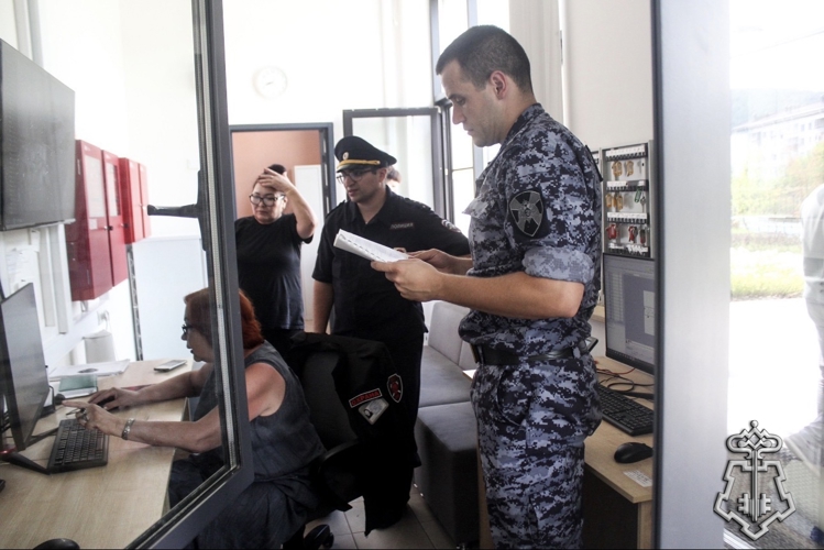 В РЕСПУБЛИКЕ АЛТАЙ СОТРУДНИКИ РОСГВАРДИИ ПРИНИМАЮТ УЧАСТИЕ В КОМИССИОННОЙ ПРОВЕРКЕ ГОТОВНОСТИ ОБРАЗОВАТЕЛЬНЫХ УЧРЕЖДЕНИЙ РЕГИОНА