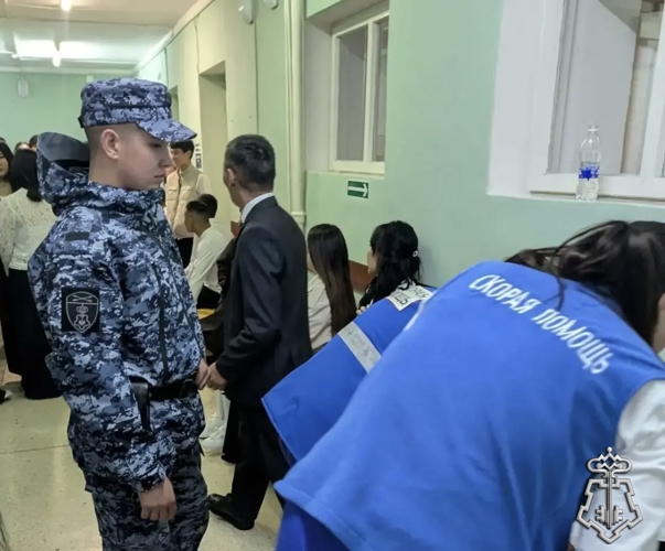 СОТРУДНИКИ ОТДЕЛА ВНЕВЕДОМСТВЕННОЙ ОХРАНЫ РОСГВАРДИИ ПО РЕСПУБЛИКЕ АЛТАЙ ПОМОГЛИ СТУДЕНТКЕ, ПОТЕРЯВШЕЙ СОЗНАНИЕ НА ЛИНЕЙКЕ